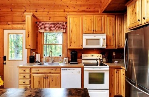 Roseland Cabin | Pet Friendly with Mountain views ON 151 Brew Ridge Trl near Wineries~Hiking~Lake