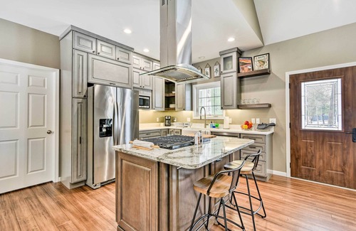Hope House | Pet-Friendly Wixom Lake Home w/Deck!