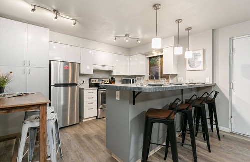 Old Town Condo | Peterson Flats - Downtown Group Retreat