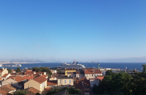 16th Arrondissement Apartment | Petit Appartement Typique à L'estaque Avec vue mer