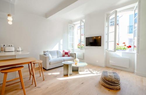 Old Town Apartment | Petit Gambetta l Bright & Fresh l Shellter Rentals