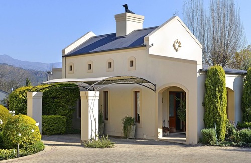 Franschhoek House | Petit Plaisir is a romantic self-catering cottage on the side of the village no1