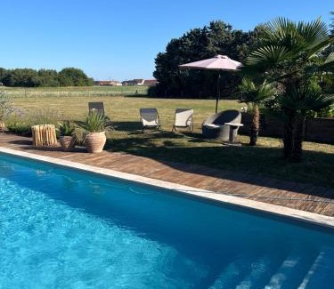 Oisly Bed & Breakfast | Petite dépendance vue piscine