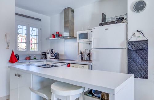 Aigues-Mortes House | 'Petite Maison Aigues Mortes' with Sea View, Shared Pool and Wi-Fi