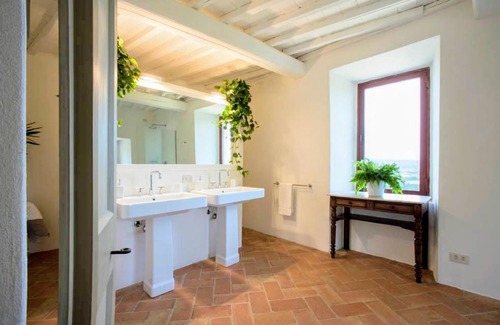 Petrognano Villa | Petrognano Villa Sleeps 16 Pool Air Con WiFi