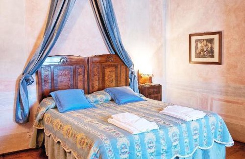Petrognano Villa | Petrognano Villa Sleeps 16 Pool Air Con WiFi