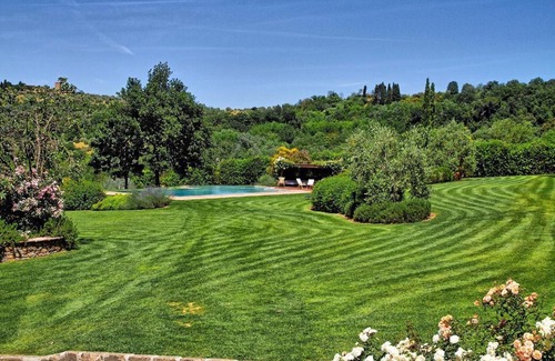 Petrognano Villa | Petrognano Villa Sleeps 16 Pool Air Con WiFi