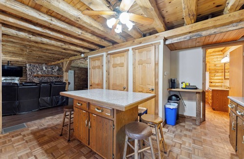 Mauston Cabin | Pets+ 8BR Cabin Retreat Sleeps 25+ Fire Pit GameRoom near Dells/Castle Rock Lake
