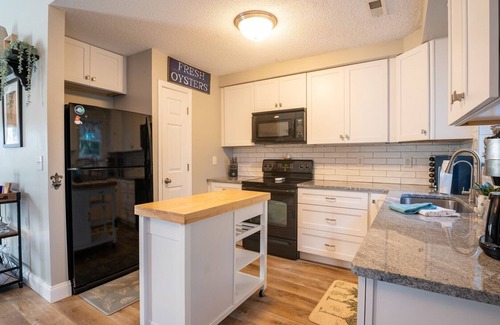 Silver Lake House | Pets Allowed 20 minutes from the beach