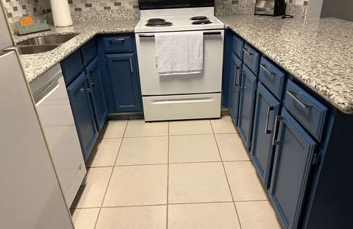 Westchase Condo | Pets allowed, Quiet condo in Westchase district and China town. Sleeps 4