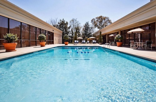 Eagan Park Hotel | Pets are Allowed HERE! Outdoor Pool, Minutes From Delta Flight Museum