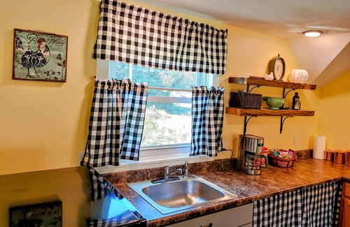 Mountain City House | Pets stay for free, Appalachian mountain get-a-way, minutes from Watauga Lake