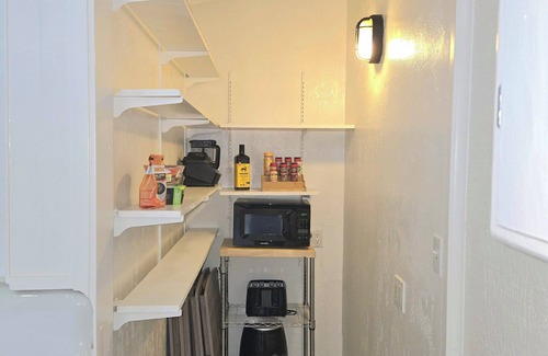 Boulder Creek Cottage | Pets welcome and no check-out chores at Redwood Grove Retreat!