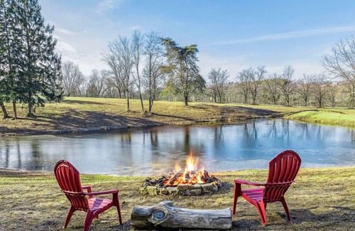 Berkeley Springs Cabin | Pets | Wifi | Pond | Fireplace | Deck | Grill | Screen Porch |Private