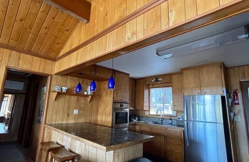 Crestline House | PetsOK CrestlineLakeFrontCabin