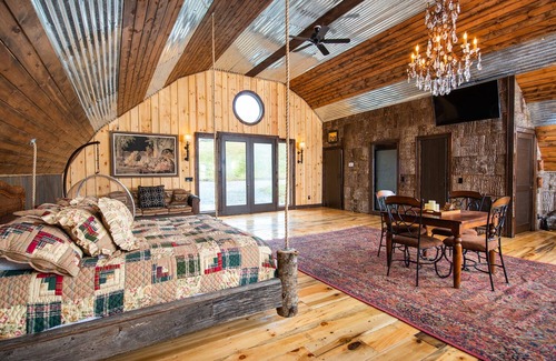 Sugar Grove Cabin | Petting Zoo & Ziplines, HOT TUB,1000+ ft Trout creek & HUGE Slip n Slide!
