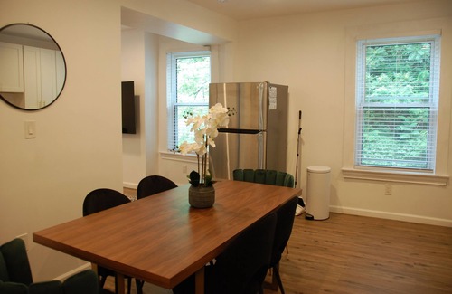 East Liberty Apartment | PGH Delight - 4B/3B, ALL NEW w/Free Street Parking, Perfect for family vacation