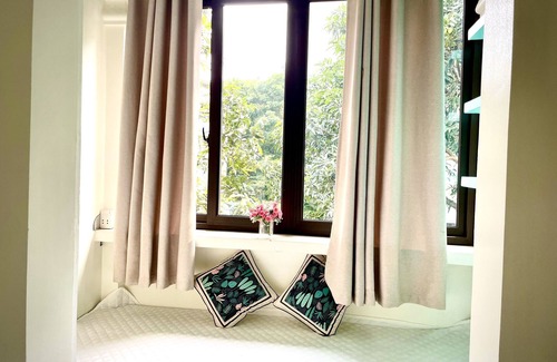 Dong Anh House | Phòng Giường Đôi cỡ Queen Có Ban Công Sân Hiên Ấm Cúng