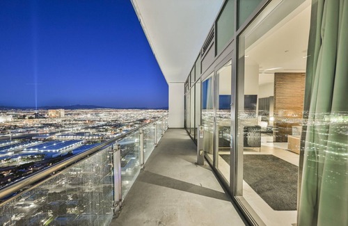 Las Vegas Apartment | PH57th Floor Luxury Penthouse | StripView/Jacuzzi