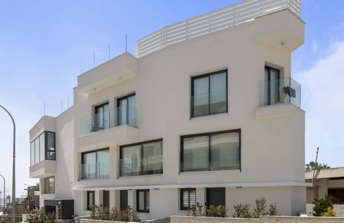Paphos Apartment | Phaedrus Living: Alkminis Seaside Suites Praia