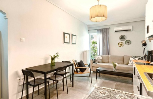 Exarhia Apartment | Phaedrus Living: Modern Cityscape flat