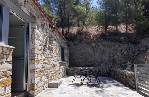 Vasa Koilaniou House | Phaedrus Living: Palaiomylos Forest Residence