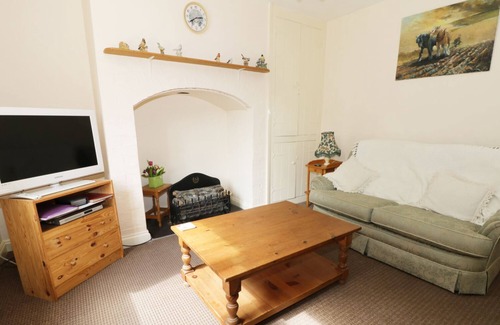 Alford Cottage | PHEASANT COTTAGE, pet friendly, with a garden in Rigsby