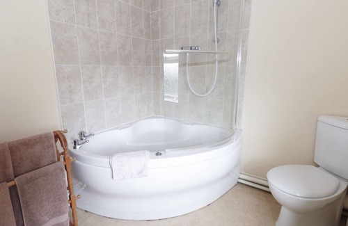 Alford Cottage | PHEASANT COTTAGE, pet friendly, with a garden in Rigsby