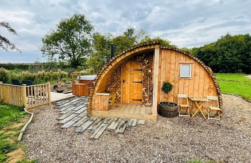 Sibson Cabin | Pheasant Lodge at Heygates Lodging - With hot tub