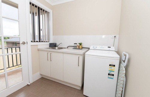 Bletchington House | Phillip Villa - Modern & Fresh, Close to Town