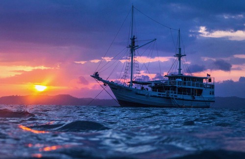Labuan Bajo Boat Rental | Phinisi Fortune Komodo Journey 5 Pax