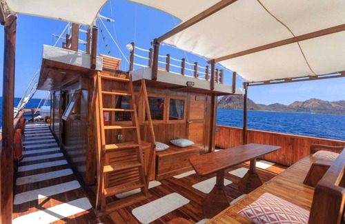 Labuan Bajo Boat Rental | Phinisi Hena Komodo Journey 4 Personer