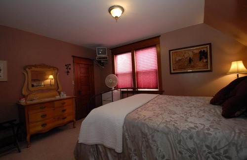 Stettler Bed & Breakfast | Phoenix House B&B