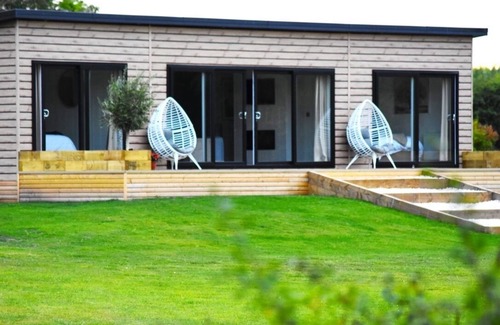 Hawton Cabin | Phoenix Lodge - 2 ensuite bedrooms, lakeside view