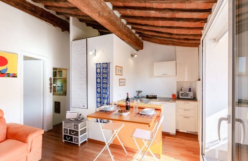 Pisa City Centre Apartment | Piazza dei Cavalieri Orange Attic Apartment
