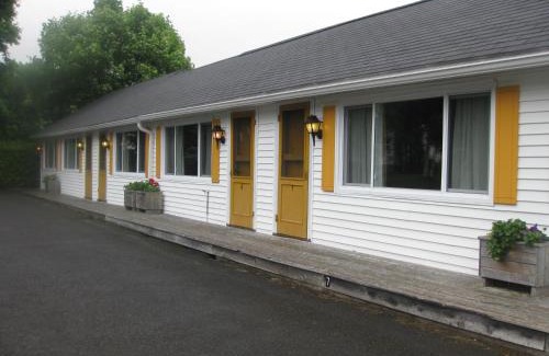 St. Andrews Hotel | Picket Fence Motel