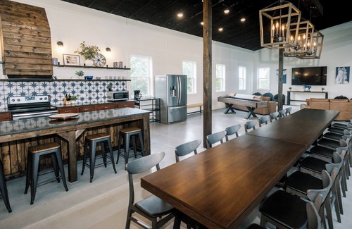 Williamstown House | Pickle Barn - Sleeps 20, Close to Ark, Great for Groups and Large Families