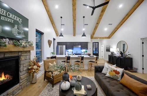 Broken Bow House | Pickleball, Pool, Splash Fountain ,Clubhouse , Walking Trails , Basketball