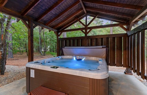 Broken Bow House | Pickleball, Pool, Splash Fountain ,Clubhouse , Walking Trails , Basketball