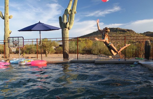 Apache Junction House | PICKLEBALL! Sleeps 22, 5800 FT, Private Oasis Estate,Pool, Fountains and Theater