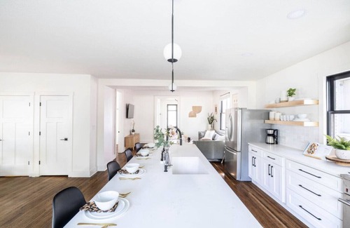 Old Northside House | PickleBallCt/HotTub/Walk to Bottleworks Retreat