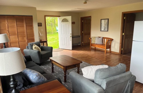 Brooklin House | Pickwick Cottage - Conveniently-Located in Brooklin