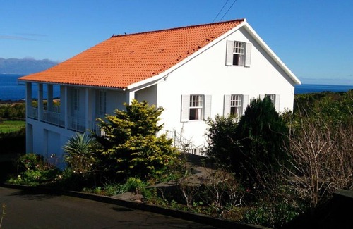 Cais do Pico House | PICO Hollidays Rentals- Mountain and sea view for families or groups