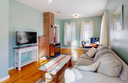 Port Clyde House | Picturesque cottage with full kitchen, sun room, private washer/dryer, & WiFi