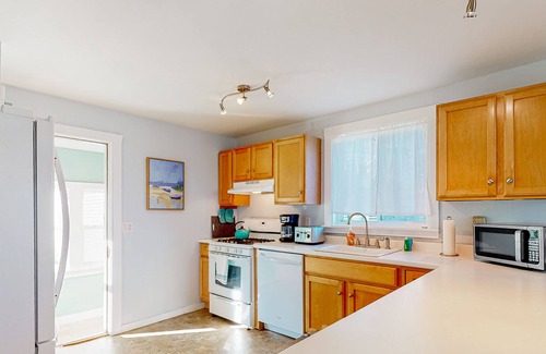 Port Clyde House | Picturesque cottage with full kitchen, sun room, private washer/dryer, & WiFi