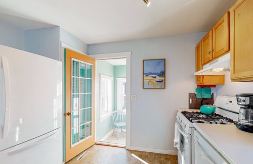 Port Clyde House | Picturesque cottage with full kitchen, sun room, private washer/dryer, & WiFi
