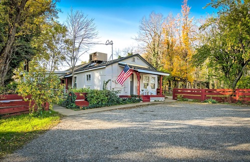 Anderson House | Picturesque Getaway on the Sacramento River - Perfect for Groups and Families