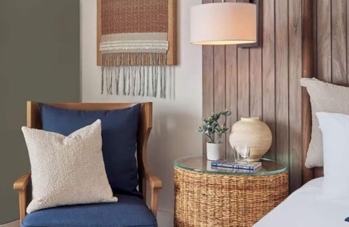 Goat Island Hotel | Picturesque Harbor Hotel with Outdoor Pool | Relaxing Waterview Room