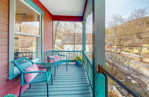 Eureka Springs Historic District Cottage | Picturesque renovated cottage near downtown with front porch, patio & firepit