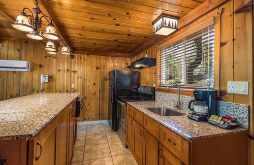Bass Lake Hotel | Picturesque Retreat Near Yosemite, Best Location for Hikes & Lakeside Adventure